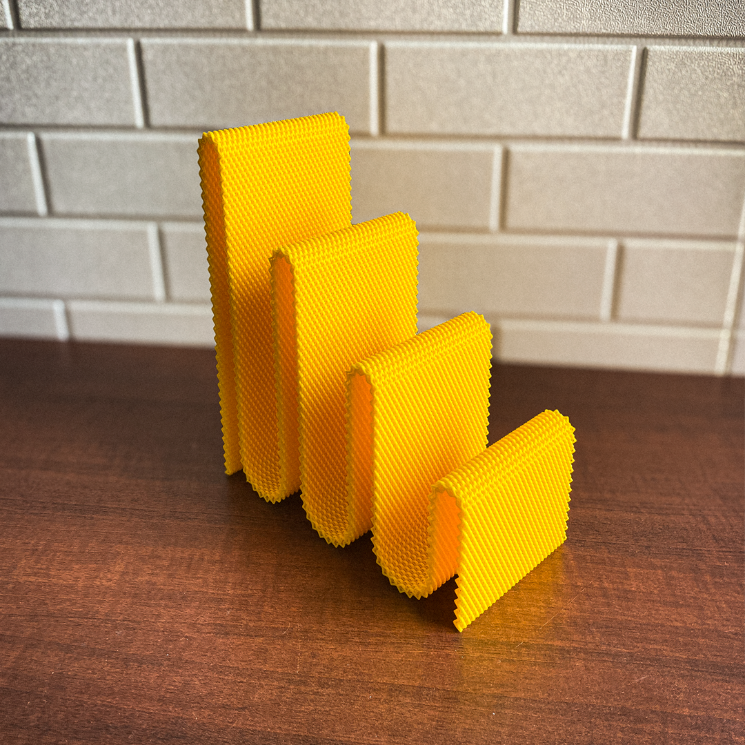 Coregrid Sinu Stand in Yellow – 3D printed sculptural book organiser with RippleMesh texture